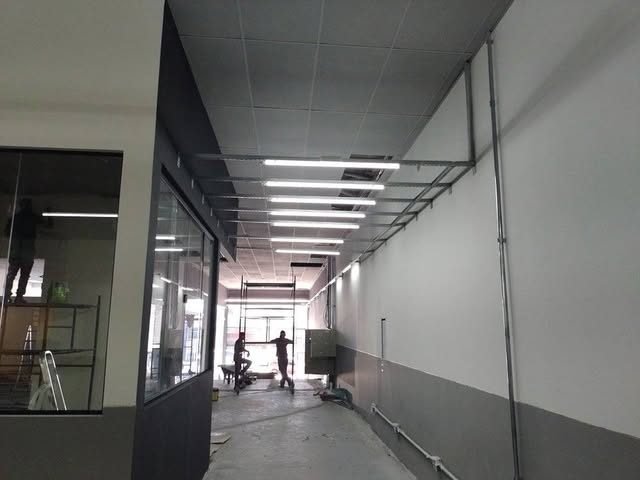 Reforma corporativa com forro, iluminação e divisórias em execução